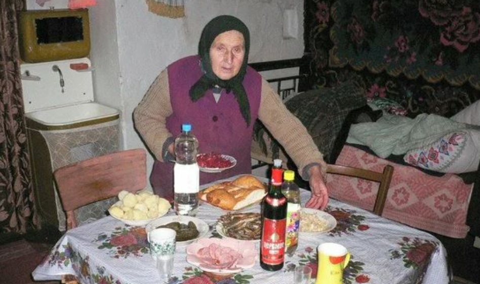 Деревенское застолье. Бабушка за столом. Застолье у бабушки. Бабушка за столом в деревне.